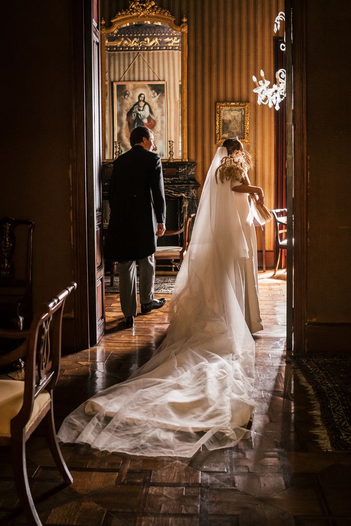 Boda en Sevilla de Teresa y Lorenzo con vestido novia de Pol Núñez dibujado en unas servilleta