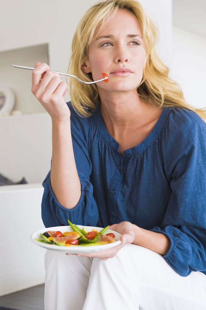 mujer comiendo ensalada