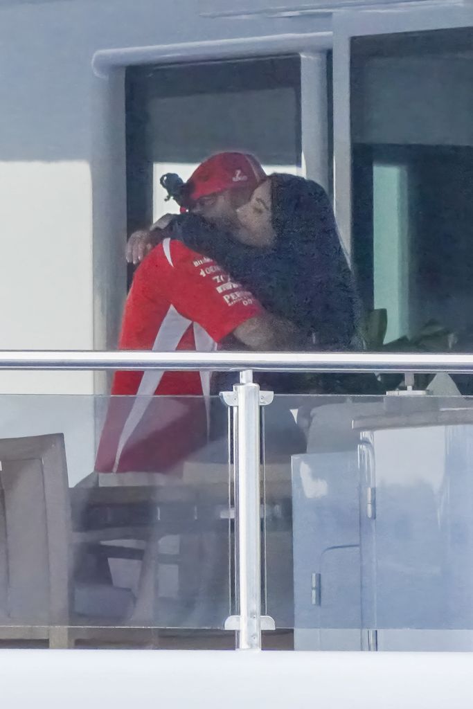 Vestida con un impresionante vestido ceñido al cuerpo, Kim Kardashian no pudo ocultar su emoción mientras corría hacia los brazos de Lewis, felicitándolo y compartiendo un abrazo afectuoso. 