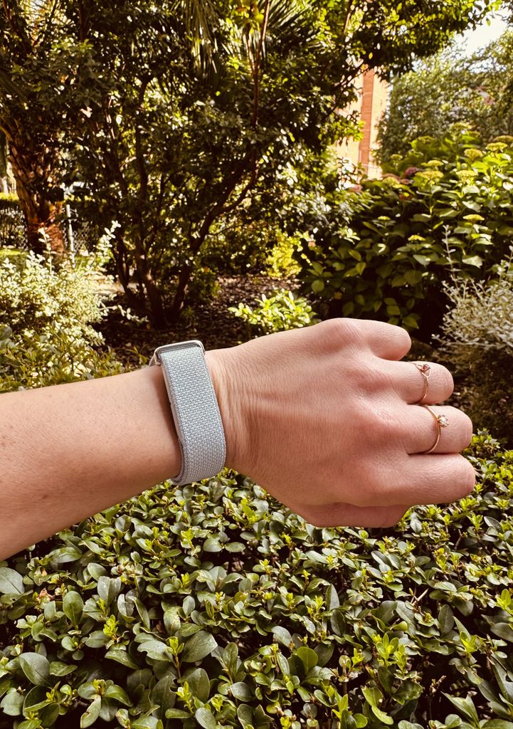 Así queda la Fitbit en la muñeca, super ligera y apenas se nota