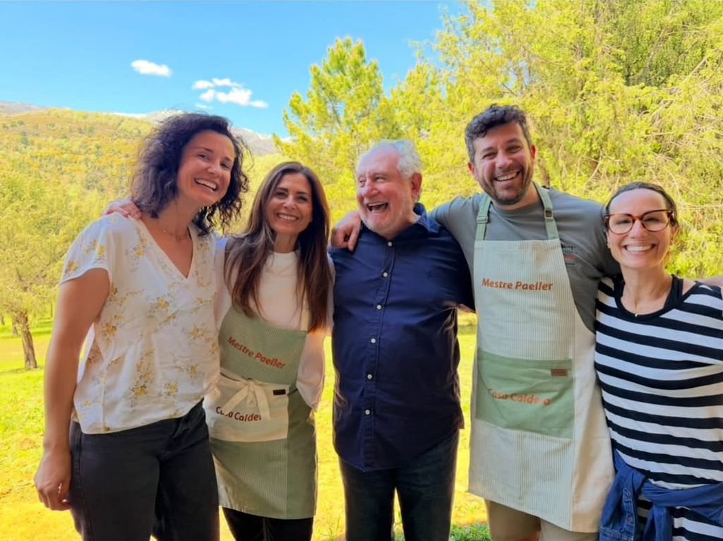 Nuria posa con su padre y sus tres hermanos