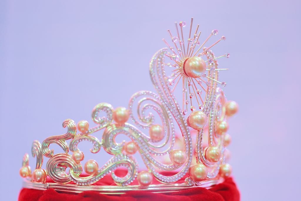 La corona fue fabricada a mano y luce 23 perlas doradas