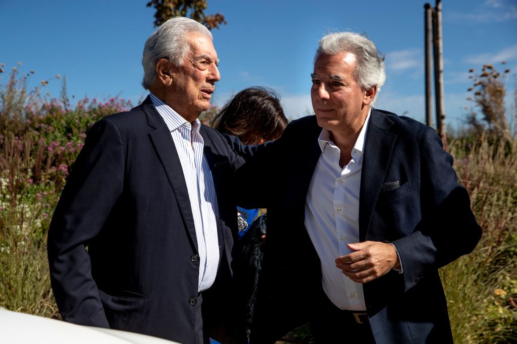 El recordado escritor Mario Vargas Llosa en una foto de archivo con su hijo Álvaro Vargas Llosa 