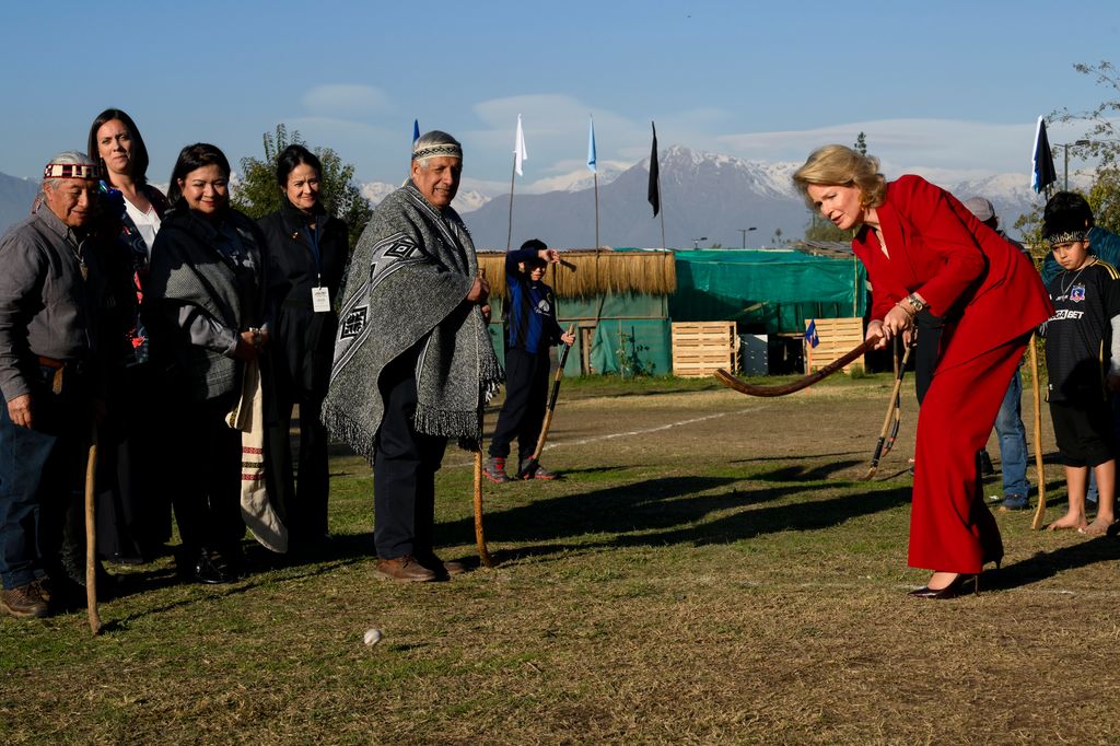 Matilde de Bélgica con el pueblo indígena mapuche en Chile