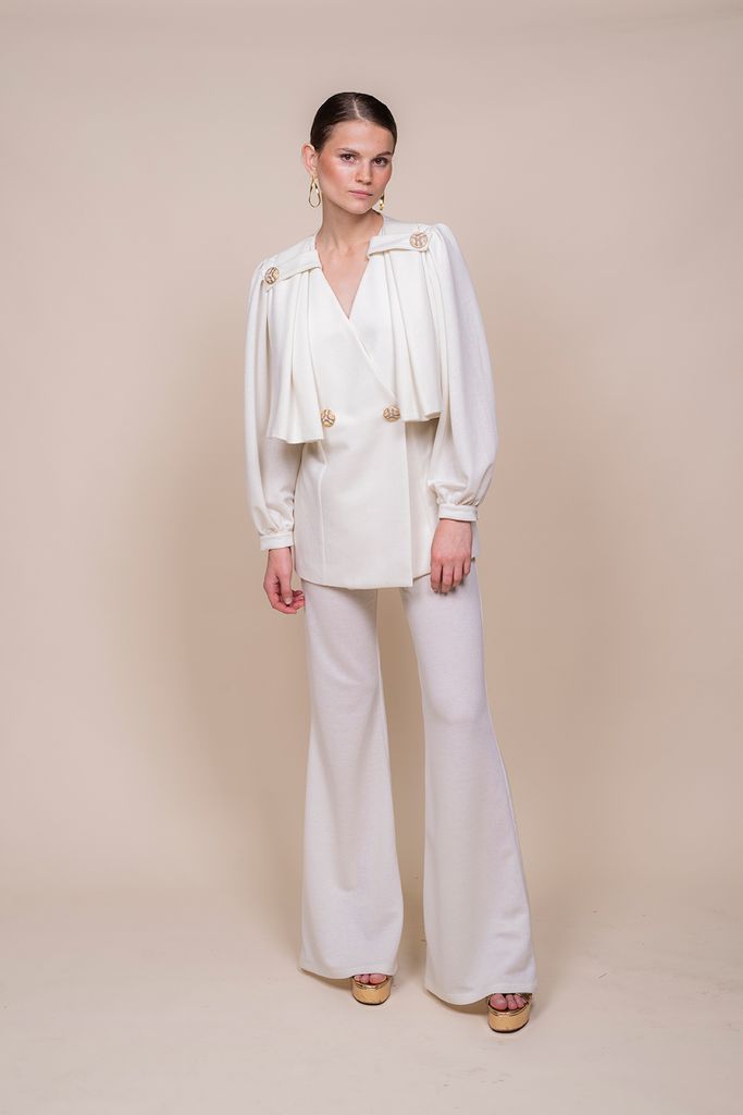 Conjunto de chaqueta con pantalón blanco