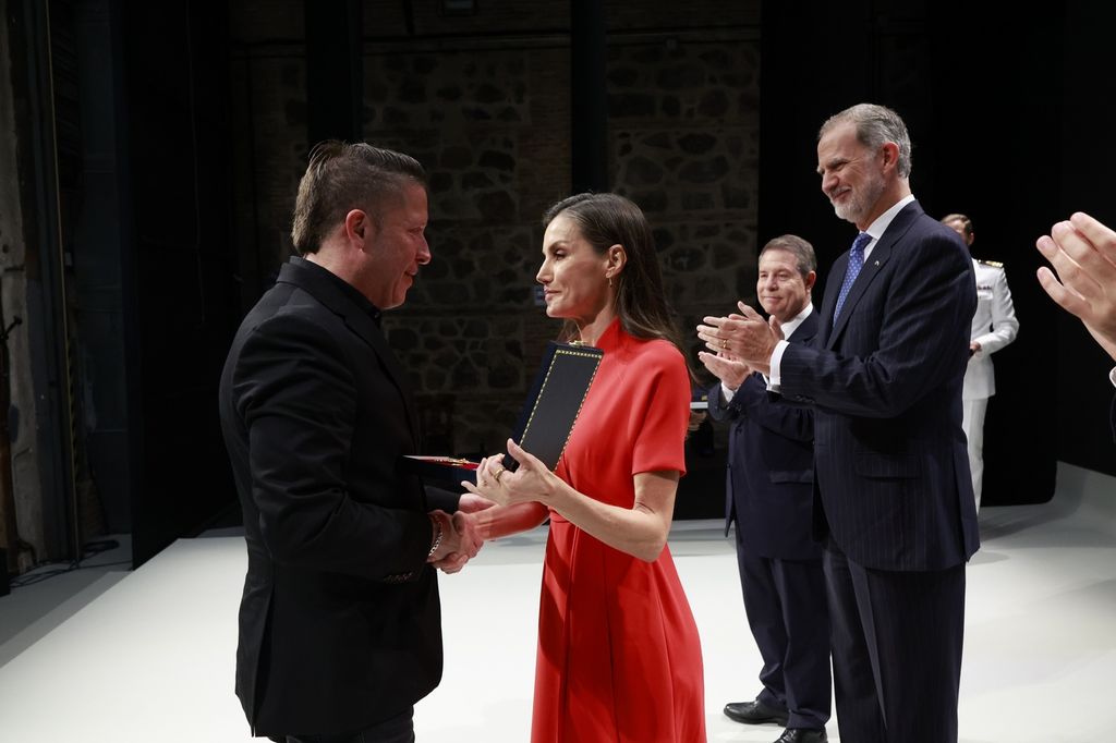 Alen Ayerdi, representante de Robe Iniesta, recoge la Medalla de Oro al Mérito en las Bellas Artes 2024 a título póstumo de manos de la reina Letizia