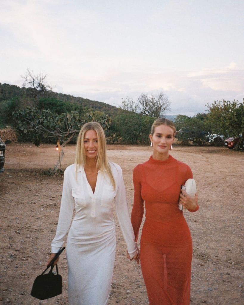 Rosie Huntington-Whiteley en Ibiza, agosto 2024, con Ashleigh Dempster