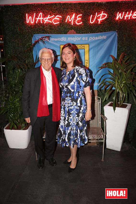 Chabeli con el padre Ángel 