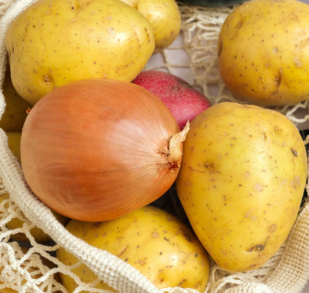 Patata y cebolla, mejor separadas a la hora de almacenarlas. 