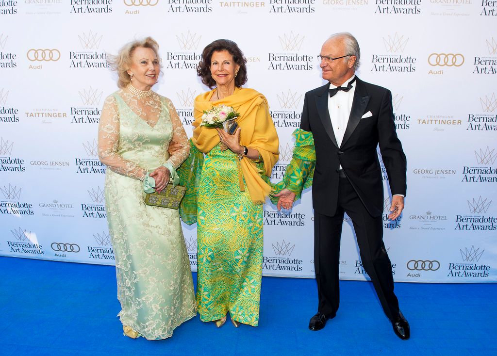 Marianne Bernadotte, Condesa de Wisborg con los reyes Carlos Gustavo y Silvia de Suecia en uno de los premios relacionados con las artes que se organizan desde la fundación que puso en marcha Marianne y su marido, que era el tío de Carlos Gustavo de Suecia, fue en Estocolmo en el 2014