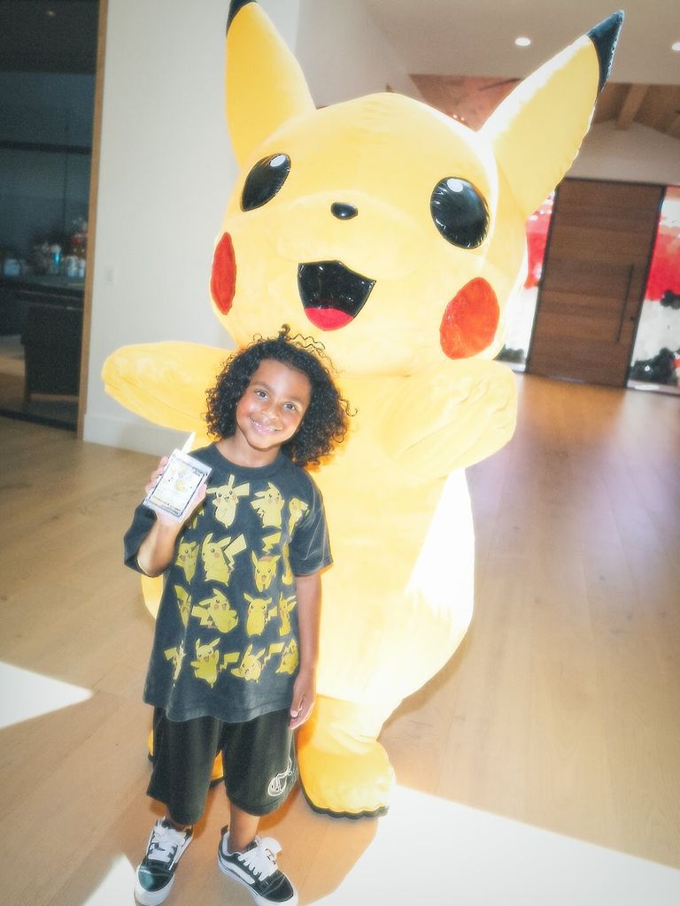 El pequeño en su gran día con su carta Pokemon