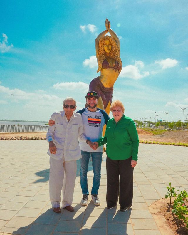 Los padres de Shakira ante la estatua de su hija en Barranquilla