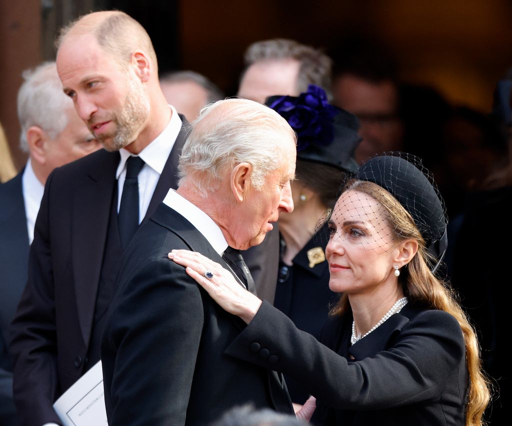 Catalina, Princesa de Gales, hace una reverencia al rey Carlos III durante el funeral (misa de réquiem)de la duquesa de Kent, en la Catedral de Westminster