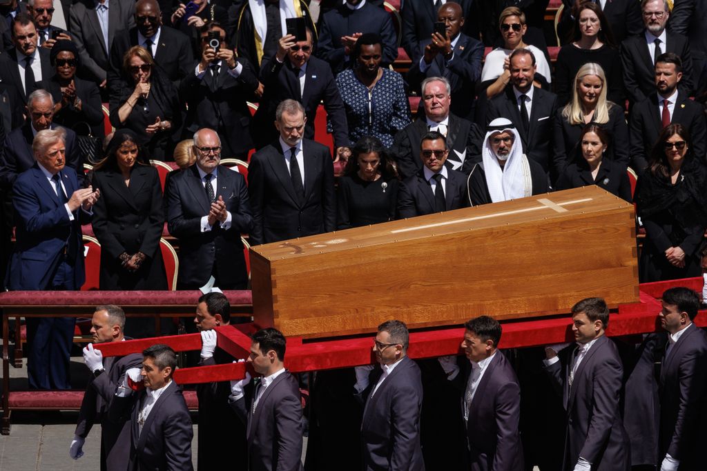 Donald Trump, Melania Trump, rey Felipe VI, reina Letizia, Mary de Dinamarca en el funerla del Papa Francisco 
