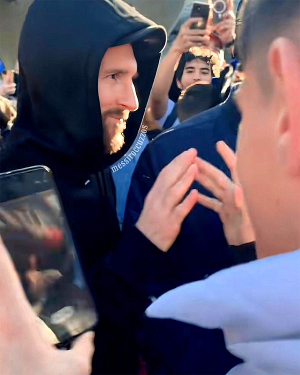 Messi saluda a los fans