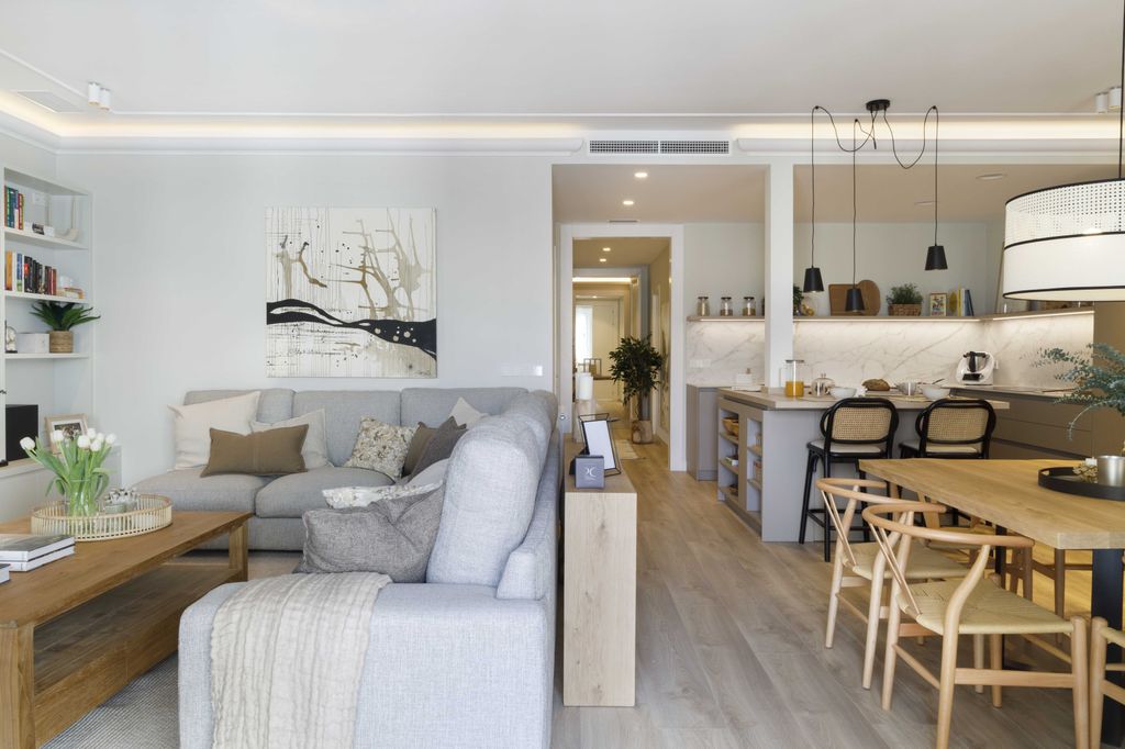 Salón con sofá a modo de separación de ambientes. . 