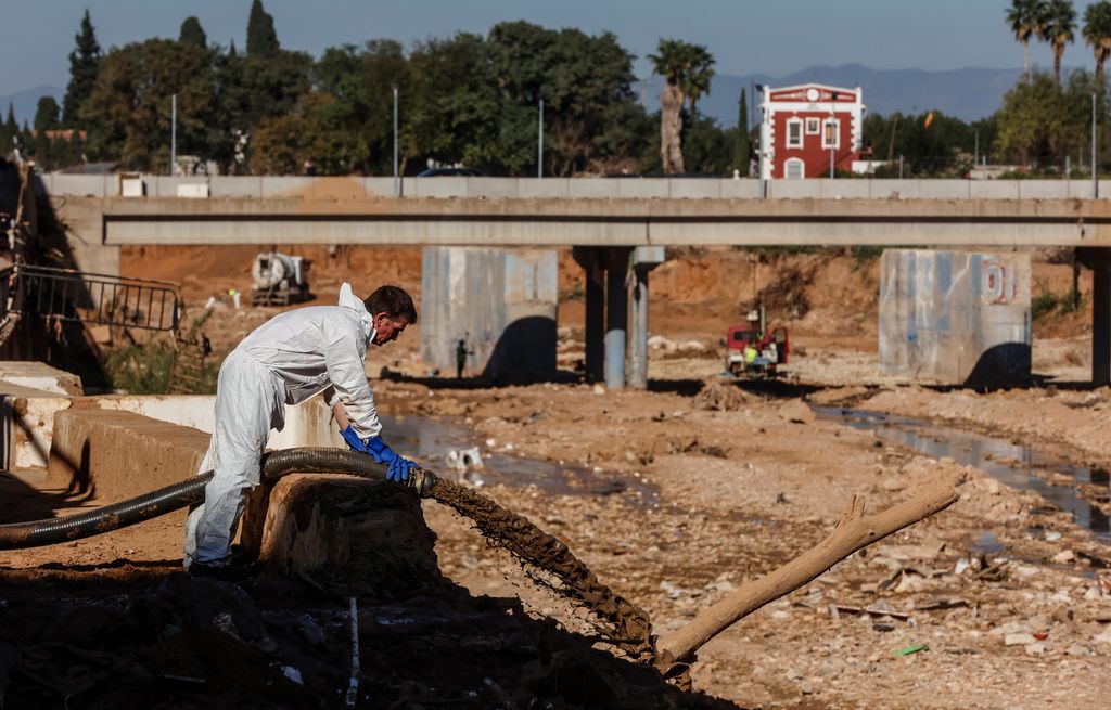 Labores de limpieza de las zonas afectadas por la DANA en Paiporta