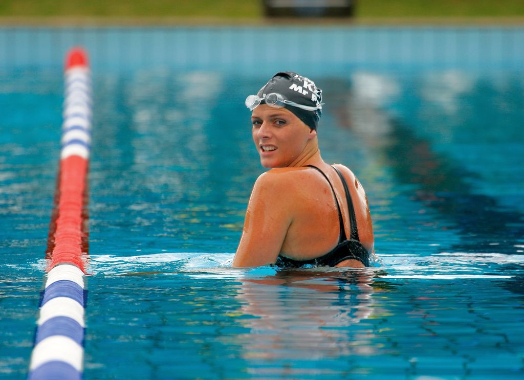 Plano medio de Charlene de Mónaco en la piscina en Sudáfrica en 2006