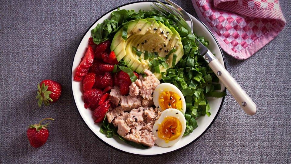 Ensalada de espinacas, fresas, atún y huevo