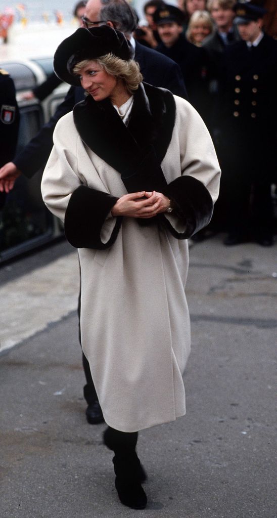 Diana de Gales con abrigo de pelo de Arabella Pollen en Hamburgo.