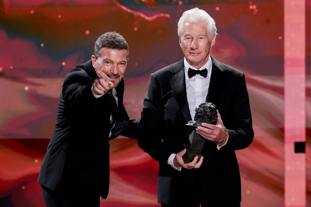 Antonio Banderas entrega el Goya Internacional a Richard Gere