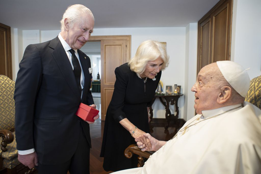 El Papa Francisco tuvo una reunión privada con el rey Carlos y la reina Camilla el 9 de abril, en la que los felicitó por su 20° aniversario de bodas