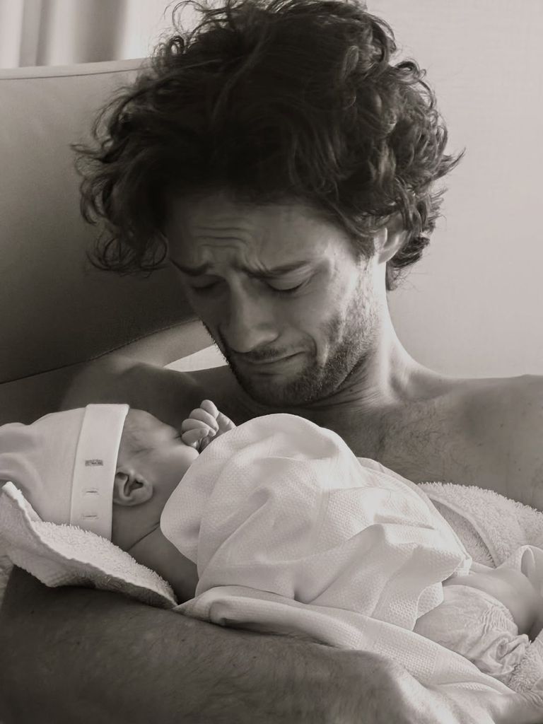 Oli Green, pareja de Sienna Miller, con su bebé en brazos