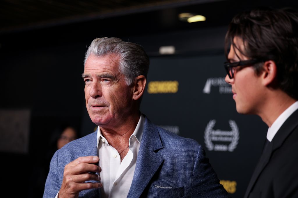 Pierce Brosnan y su hijo Paris Brosnan en una premiere en Hollywood