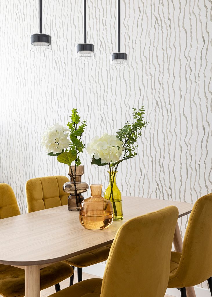 Mesa de comedor con jarrones. 