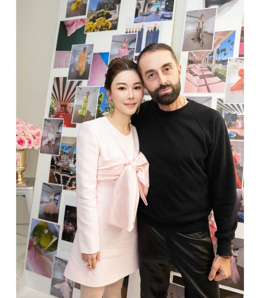 Abby Choi junto al prestigioso diseñador italiano Giambattista Valli, una muestra de su estrecha relación con el mundo de la alta costura internacional