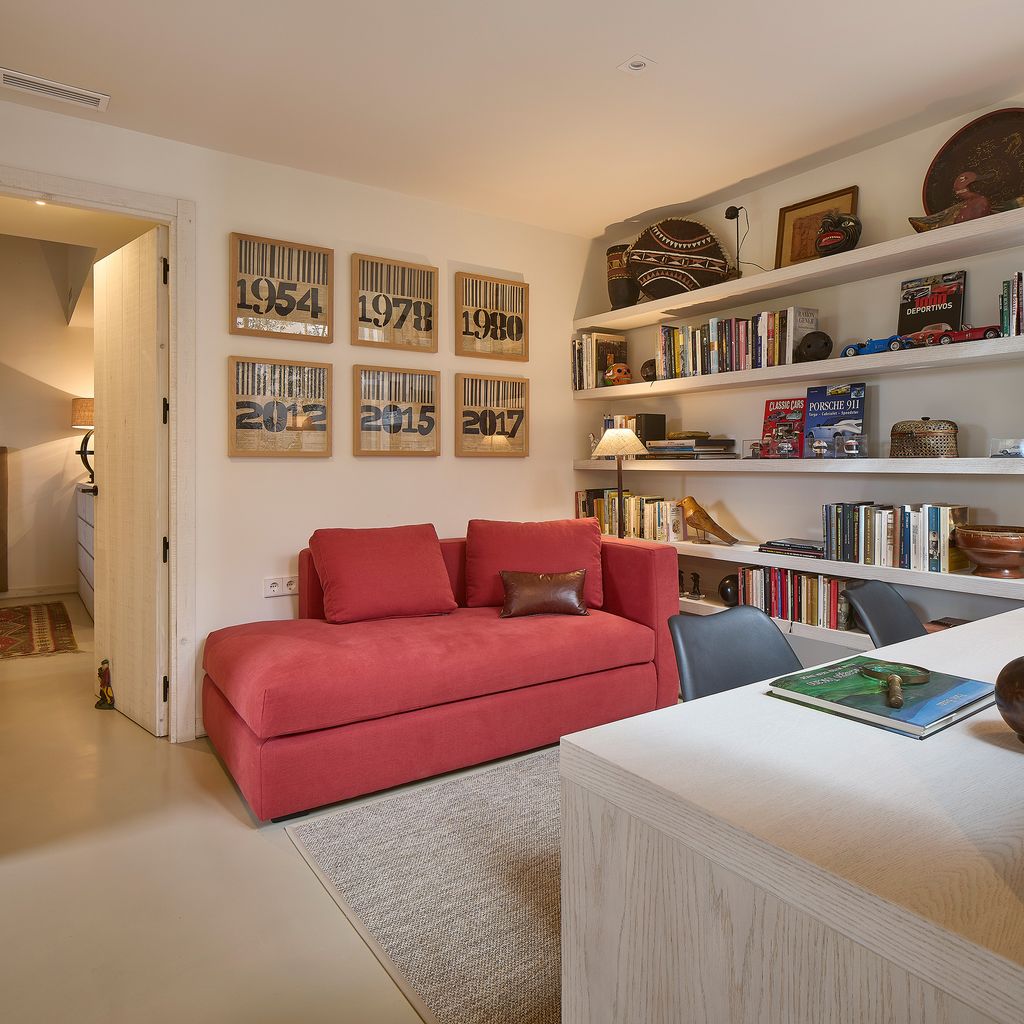 Pared decorada con composición de cuadros