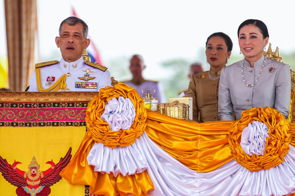 El rey Maha Vajiralongkorn, conocido como Rama X, acompañado por la reina Suthida y la princesa Bajrakitiyabha preside la ceremonia anual del Arado Real cerca del Gran Palacio de Bangkok el 9 de mayo de 2019