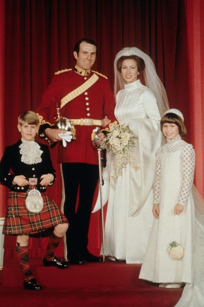Plano entero de la princesa Ana el día de su boda con Mark Phillips 