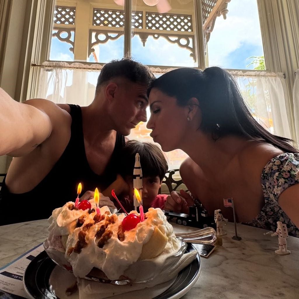 La actriz sopló las velitas de su pastel en Disney.