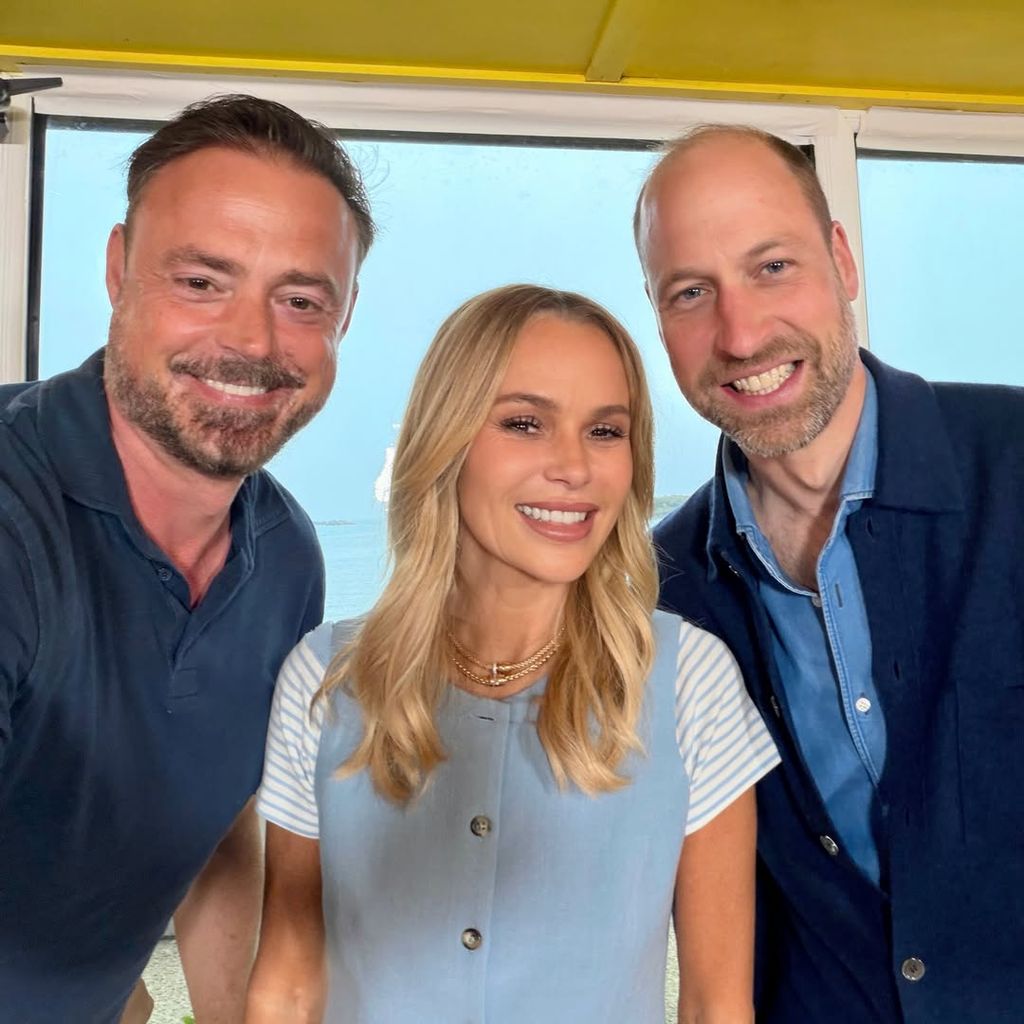 El príncipe Guillermo junto a Jamie Theakston y Amanda Holden, los presentadores del programa de radio británico 'Heart Breakfast'