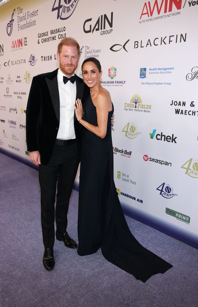 Meghan Markle reaparece junto al príncipe Harry en Canadá con un vestido azul noche y los pendientes de Lady Di