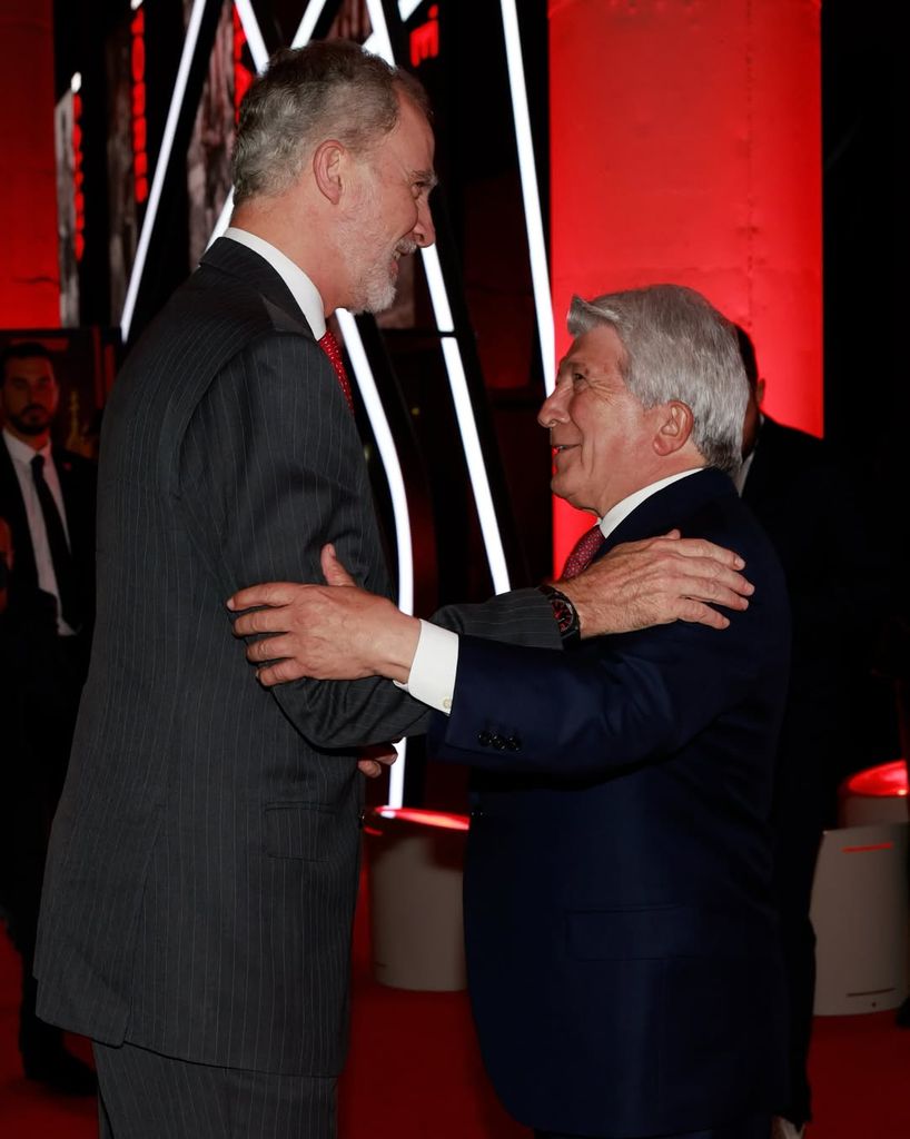 El rey Felipe VI con el presidente del Atlético de Madrid, Enrique Cerezo