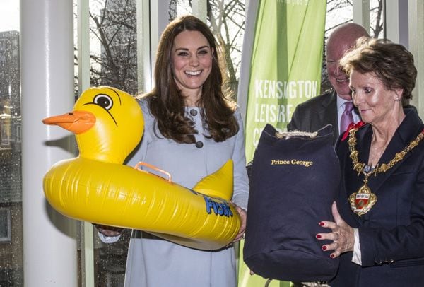 Durante su recorrido, Catherine ha recibido un 'abono' de baño para su familia y un gracioso flotador en forma de pato para el príncipe George 
