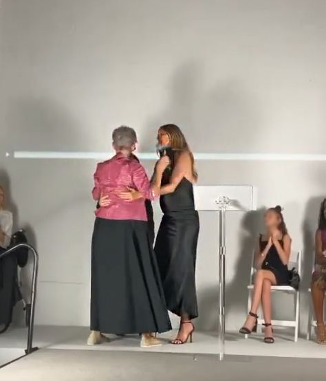 Gisele Bündchen en el escenario con Constance Collins