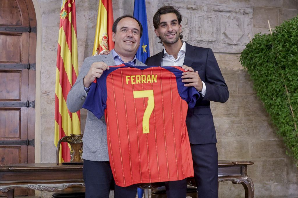 Ferran Torres y el presidente valenciano Juan Francisco Perez Llorca con la camiseta del jugador
