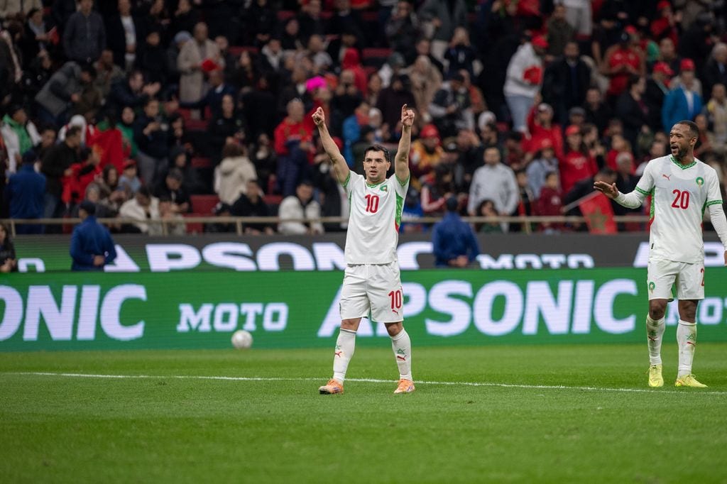 El delantero de Marruecos celebra uno de sus goles señalando a la grada