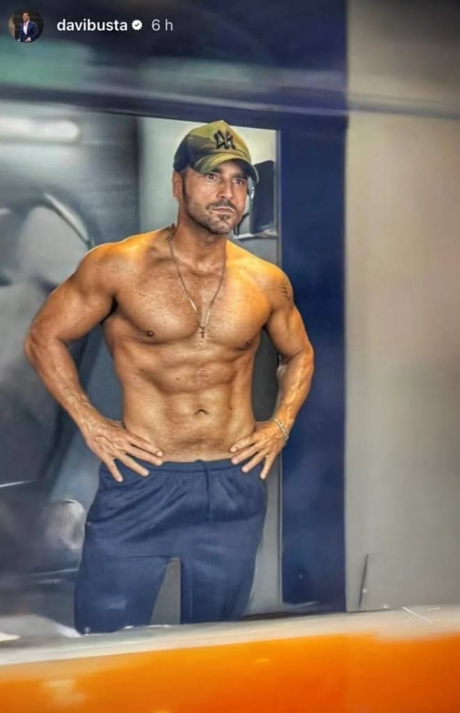 David Bustamente presume de abdominales tras admitir que ganó 20 kilos al dejar de fumar