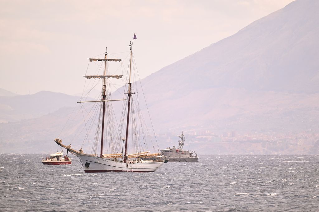 Barcos anclados en la costa siciliana
