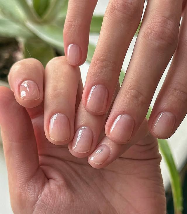Manicura transparente minimalista
