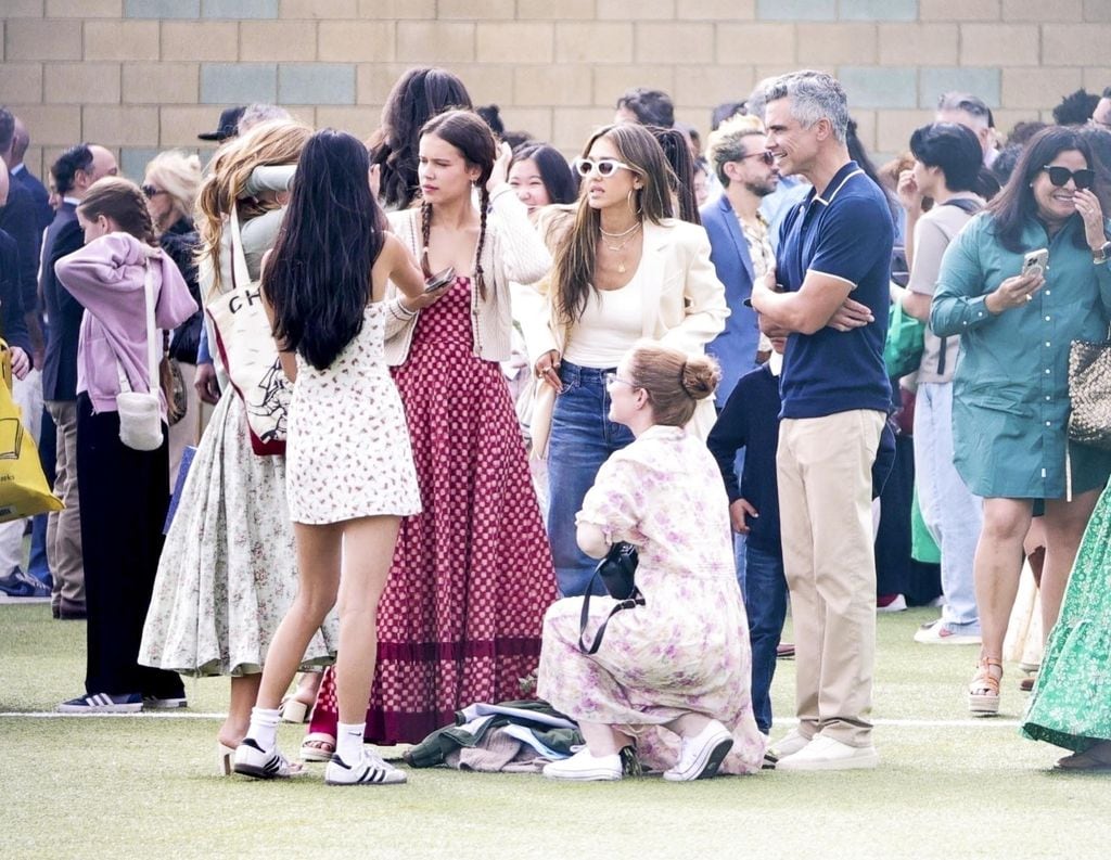 Cash Warren se mostró muy sonriente al llegar con un ramo en mano para celebrar la graduación de su hija Honor.