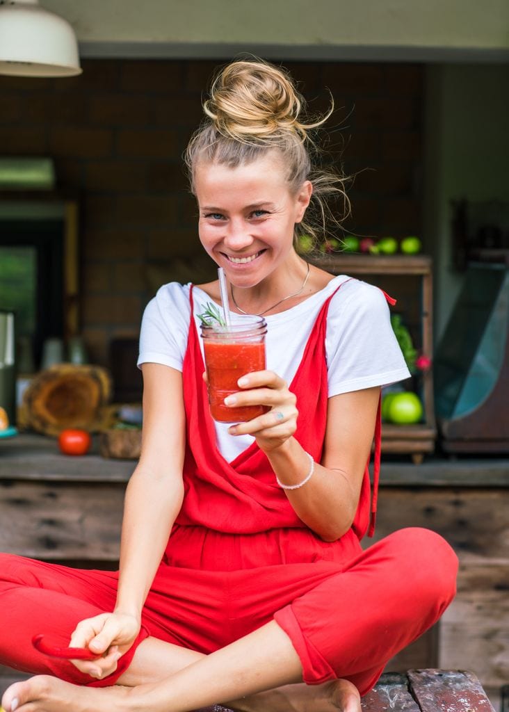 Mujer tomando un batido