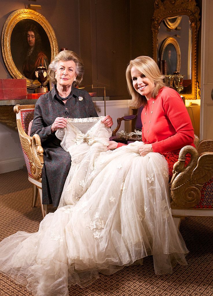 En 2012, con motivo de las celebraciones del Jubileo de Diamante, Lady Pamela muestra el vestido que lució en la boda de Isabel II, donde fue dama de honor 