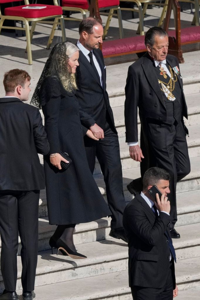 Haakon de Noruega y Mette-Marit de Noruega en el funeral del Papa Francisco 