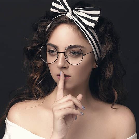 joven con lentes peinada con list n a modo de cintillo