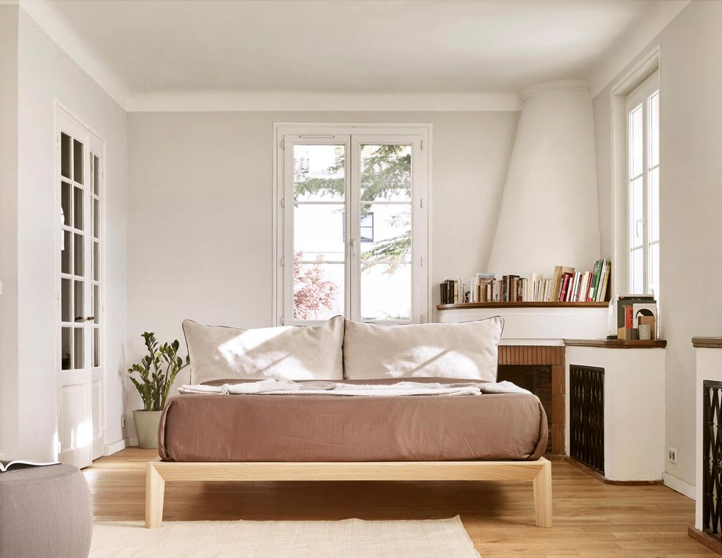 Dormitorio con chimenea